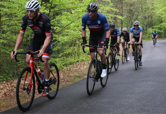 la-route-verte-cyclosportive Ensemble de coureurs cyclistes sur une route de capage pendant la cyclosportive la route verte